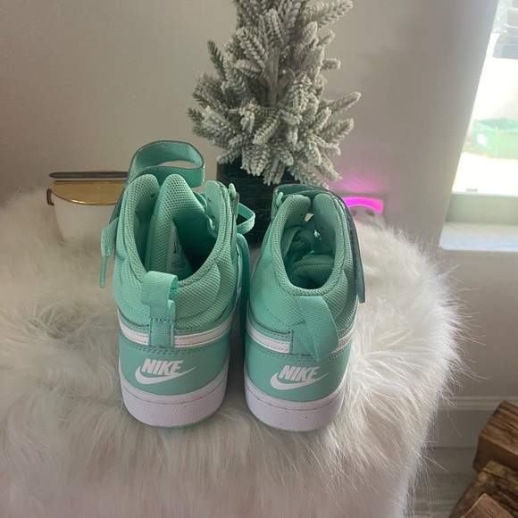 Kids Nike NIB court borough mid 2
Size 4.5 - Picture 6 of 6